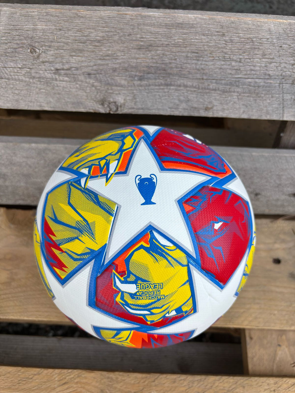 ფეხბურთის ბურთი UEFA Champions League ყვითელი, უნაკერო ზომა: 4